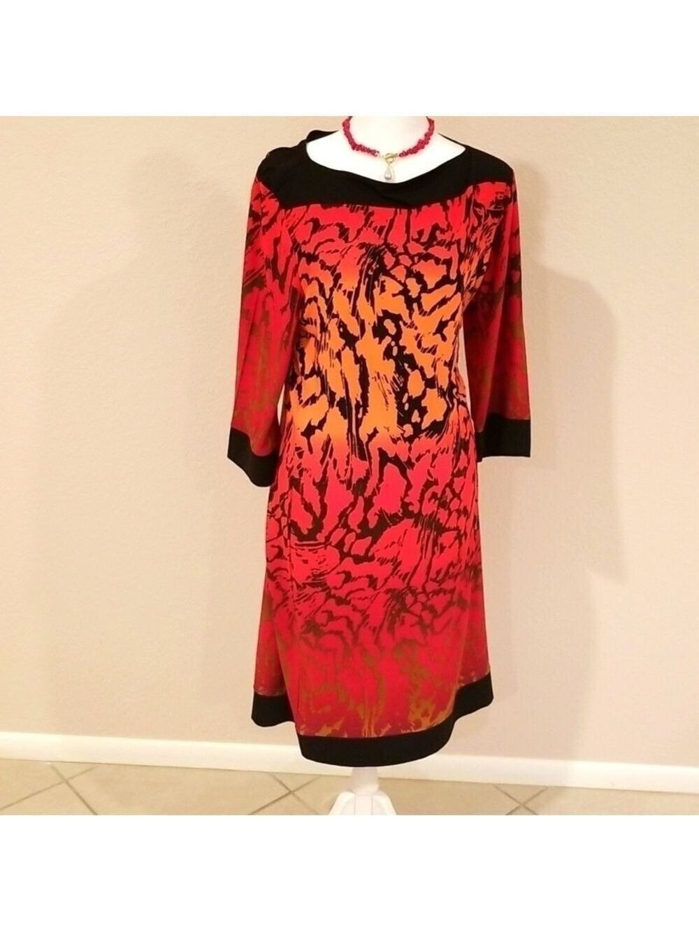 Beautiful vintage 555 Los Angeles dress, size Small, abstract design.3/4 sleeves